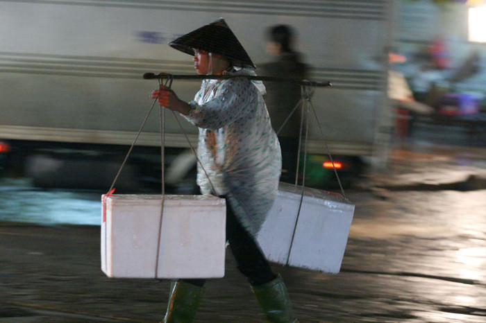 Đôi chân họ vẫn thoăn thoắt trong đêm không biết mệt mỏi.