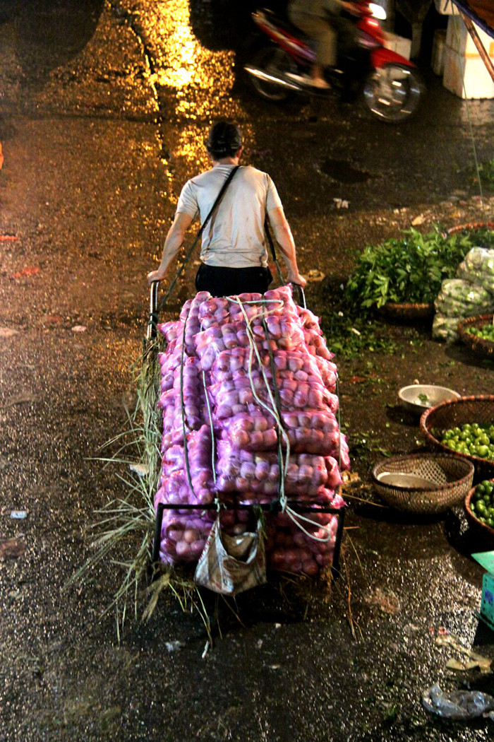 Những chuyến xe, những gánh hàng vẫn chất đầy