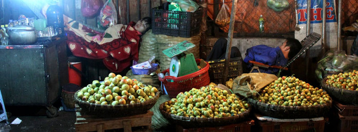 Đôi vợ chồng trẻ này cũng tranh thủ chợp mắt đợi tới giờ khách đến mua hàng.