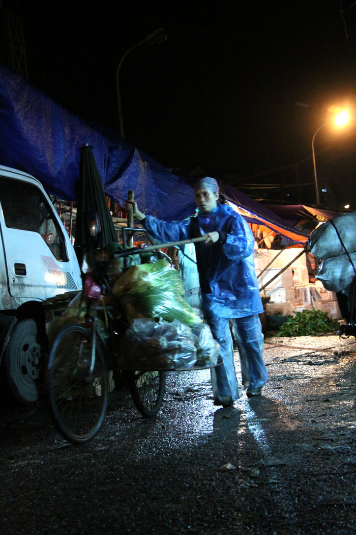 Bất kể là ngày mưa rét hay tạnh ráo thì nơi đây vẫn luôn nhộn nhịp với những chuyến xe chở đầy sản vật cả nước đổ về