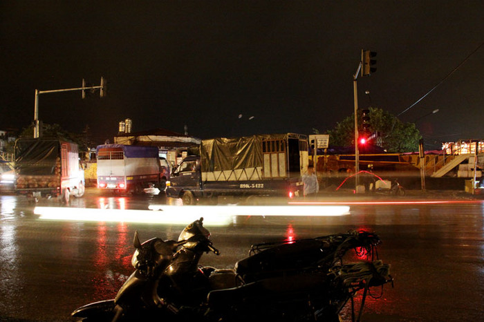 Càng về sáng, càng có nhiều ô tô từ khắp nơi đổ về chợ đầu mối Long Biên để nhận hàng, giao hàng.