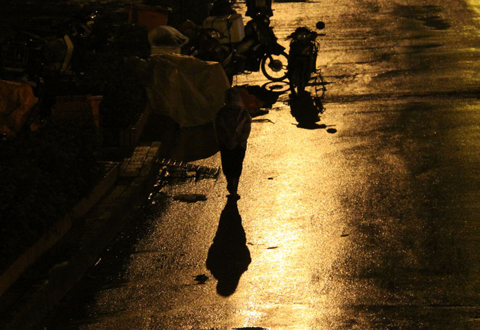 Sau những chuyến hàng nặng trĩu, họ lại đuổi bóng để tiếp tục mưu sinh.