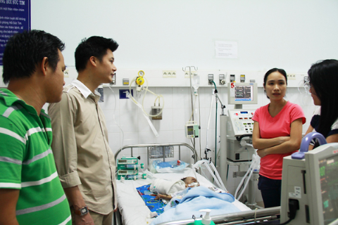 Các thành viên của Câu lạc bộ thường xuyên có những chuyến từ thiện. Ca sĩ Quang Dũng, một trong những thành viên kỳ cựu cùng chia sẻ những khó khăn với các em.