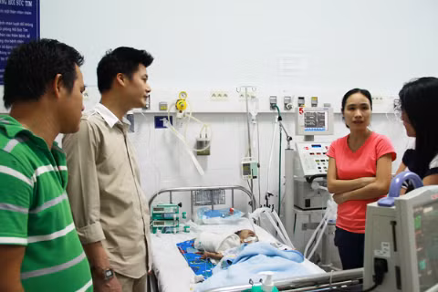 Các thành viên của Câu lạc bộ thường xuyên có những chuyến từ thiện. Ca sĩ Quang Dũng, một trong những thành viên kỳ cựu cùng chia sẻ những khó khăn với các em.