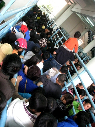 Cảnh chen lấn, ùn tắc tại khu vực lối zíc-zắc lên ga đi cáp treo. Cảnh chen lấn, ùn tắc tại khu vực lối zíc-zắc lên ga đi cáp treo.