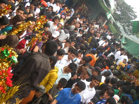 tình trạng ùn tắc nghiêm trọng xảy ra thường xuyên hằng ngày do lượng du khách quá đông nhưng lối đi quá nhỏ, lại bị các cửa hàng bán đồ lưu niệm, đồ ăn lấn chiếm... tình trạng ùn tắc nghiêm trọng xảy ra thường xuyên hằng ngày do lượng du khách quá đông nhưng lối đi quá nhỏ, lại bị các cửa hàng bán đồ lưu niệm, đồ ăn lấn chiếm...