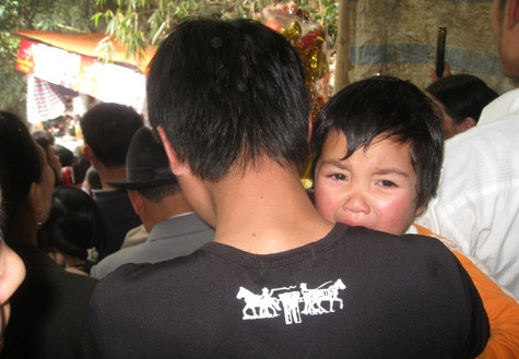 Mootjj cháu bé nóng bức vì sự đông đúc đến ngột ngạt khiến cháu khóc toáng. Mootjj cháu bé nóng bức vì sự đông đúc đến ngột ngạt khiến cháu khóc toáng.