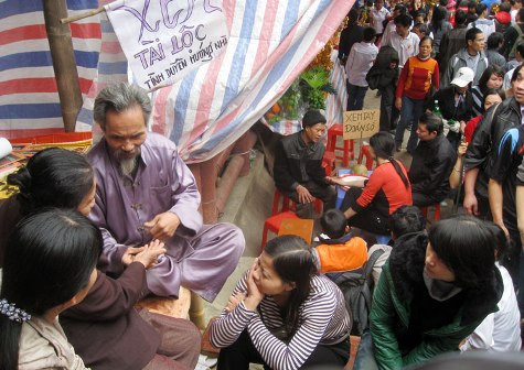 Tình trạng bói toán mê tín dị đoan vẫn còn tồn tại nơi đây dù Ban tổ chức từng tuyên bố không còn nạn cờ bạc, bói toán và băng đĩa nhạc chế, nhạc nhái tại chùa Hương. Tình trạng bói toán mê tín dị đoan vẫn còn tồn tại nơi đây dù Ban tổ chức từng tuyên bố không còn nạn cờ bạc, bói toán và băng đĩa nhạc chế, nhạc nhái tại chùa Hương.