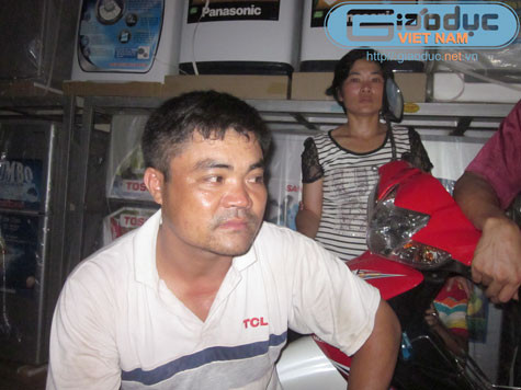 Anh Tám chưa hết bàng hoàng kể lại sự việc với phóng viên