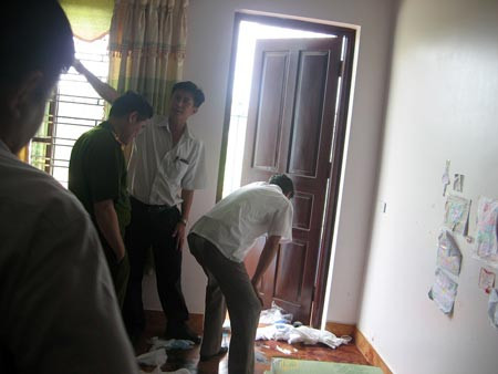 CQĐT khámnghiệm hiện trường vụ thảm sát. CQĐT khámnghiệm hiện trường vụ thảm sát.