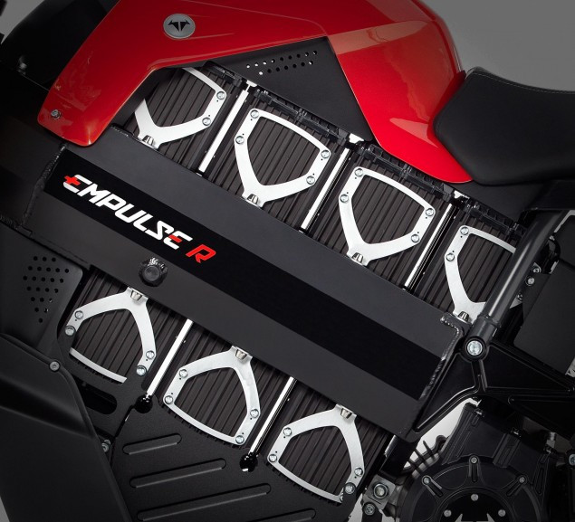 Cung cấp năng lượng cho động cơ là một gói pin 10,2 kWh. Hãng xe Mỹ cho biết, để sạc đầy gói pin này thì người dùng chỉ mất khoảng 3,5 giờ đồng hồ.