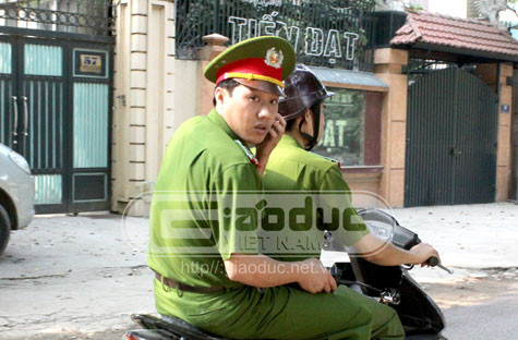 Khi bị chụp ảnh, người ngồi sau quay mặt sang nhìn phóng viên rồi cả hai dừng xe lại, nhưng lại nói với thanh tra rằng không biết bị PV chụp ảnh. Khi bị chụp ảnh, người ngồi sau quay mặt sang nhìn phóng viên rồi cả hai dừng xe lại, nhưng lại nói với thanh tra rằng không biết bị PV chụp ảnh.