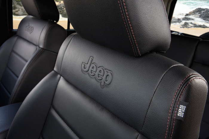 Nội thất xe vẫn sử dụng màu đen làm chủ đạo, có thể kể đến như ghế da màu đen khâu bằng chỉ đỏ, các chi tiết trên bảng điều khiển hay thảm sản cũng màu đen. Nội thất xe vẫn sử dụng màu đen làm chủ đạo, có thể kể đến như ghế da màu đen khâu bằng chỉ đỏ, các chi tiết trên bảng điều khiển hay thảm sản cũng màu đen.