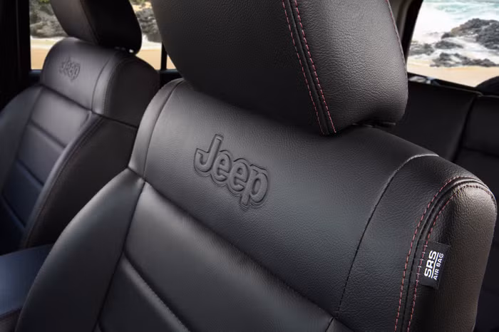 Nội thất xe vẫn sử dụng màu đen làm chủ đạo, có thể kể đến như ghế da màu đen khâu bằng chỉ đỏ, các chi tiết trên bảng điều khiển hay thảm sản cũng màu đen. Nội thất xe vẫn sử dụng màu đen làm chủ đạo, có thể kể đến như ghế da màu đen khâu bằng chỉ đỏ, các chi tiết trên bảng điều khiển hay thảm sản cũng màu đen.