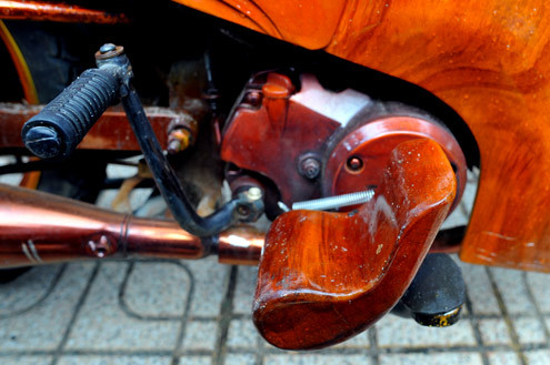 Cần khởi động giữ nguyên, chân phanh cũng được chế theo hình thù riêng.