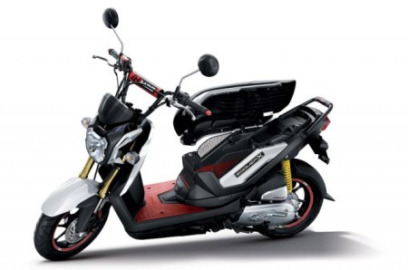 Cốp dưới yên có thể bỏ trống để chứa các vật dài, như ván trượt, hoặc lắp hộp chứa đồ kín Cốp dưới yên có thể bỏ trống để chứa các vật dài, như ván trượt, hoặc lắp hộp chứa đồ kín