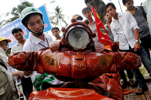 Đèn pha chuyển đặt lên trên tay lái. Chiếc xe rất nặng khiến chủ nhân cũng không thể biết nó có trọng lượng là bao nhiêu kg.