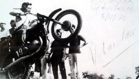 Ông Lê Văn Lẫm cũng là người đã chỉ dạy cho các thành viên nhiều động tác trình diễn mô tô mạo hiểm khó