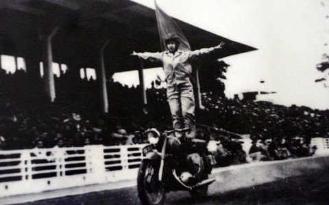 Một nữ thành viên của câu lạc bộ mô tô Hà Thành xưa thực hiện một động tác khó