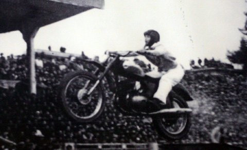 Vào thời mà xe đạp vẫn là cái gì đó quá xa xỉ với nhiều người dân thì ở Hà Nội đã có những người trình diễn được mô tô bay