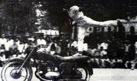 Những màn trình diễn mô tô vô cùng mạo hiểm của những "dân chơi" Hà Thành xưa