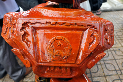 Phần mặt nạ của xe được trang trí hình quốc huy.