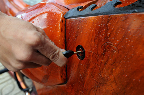 Ổ khóa điện chuyển đổi vị trí xuống bên hông.