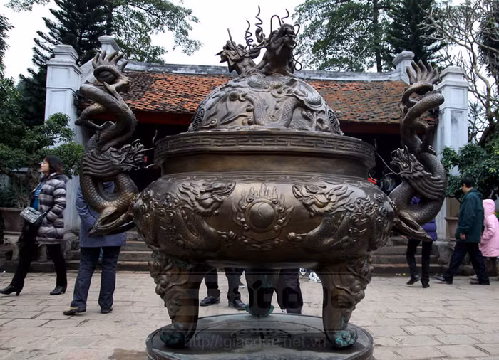 Đây là chiếc đỉnh đồng được bách gia trăm họ đúc tháng 8 năm 2010 tại Chùa Bộc, phường Quang Trung, quận Đống Đa, Hà Nội.