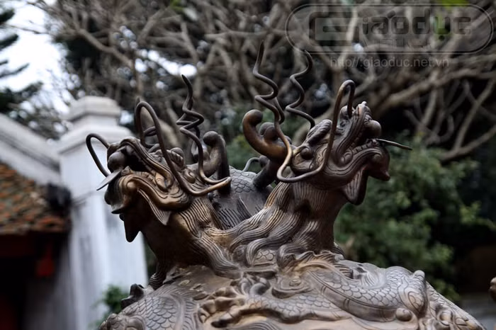 Trên đỉnh của đỉnh đồng này có 3 đầu rồng ngậm ngọc hướng thiên.