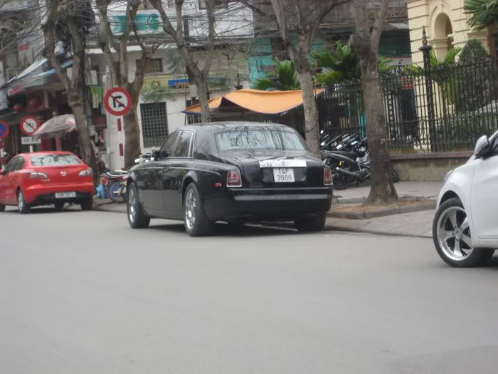 Rolls-Royce Phantom màu đen biển kiểm soát 14P-3666