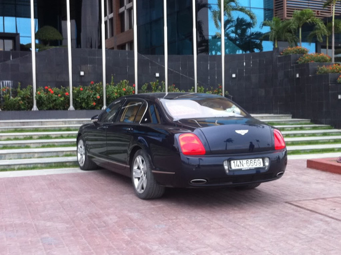 Bentley Flying Spur: 14N-6669 .
