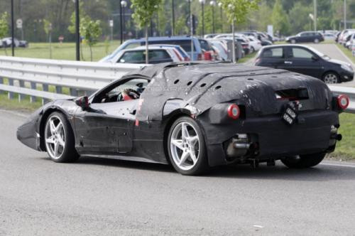 Mẫu xe hậu duệ của Enzo Ferrari được trang bị động cơ của xe đua công thức 1 sử dụng công nghệ HY-KERs, loại công nghệ đã được giới thiệu tại triển lãm ô tô Bắc Kinh. HY-KERs chính là sự phối hợp giữa công nghệ Hybrid và công nghệ phục hồi năng lượng phanh KERs. Nhờ công nghệ này, hậu duệ của Enzo có thể tiết kiệm được 40% nhiên liệu tiêu thụ.