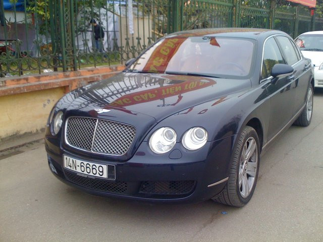 Bentley Flying Spur: 14N-6669 .