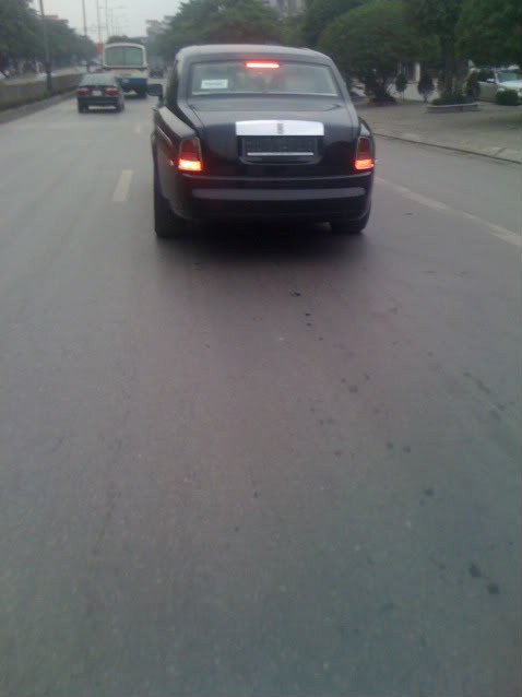 Rolls-Royce Phantom màu đen chưa biển