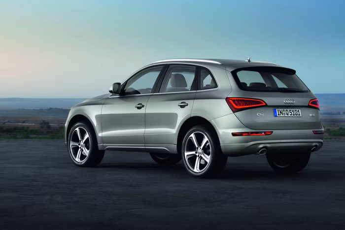 Audi cho biết sẽ bắt đầu bán ra 2013 Q5 vào cuối mùa hè này với giá 39.900 Euro, tương đương khoảng 52.700 USD cho phiên bản sử dụng động cơ TDI 2 lít. Các phiên bản động cơ khác chưa được Audi công bố giá. Audi cho biết sẽ bắt đầu bán ra 2013 Q5 vào cuối mùa hè này với giá 39.900 Euro, tương đương khoảng 52.700 USD cho phiên bản sử dụng động cơ TDI 2 lít. Các phiên bản động cơ khác chưa được Audi công bố giá.