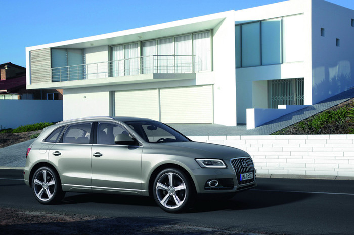 Động cơ xăng thứ nhất là loại TFSI tăng áp dung tích 2 lít cho công suất cực đại 221 mã lực và mô-men xoắn 350Nm. Nếu kết hợp với hộp số tay thì động cơ này chỉ tiêu tốn khoảng 7,6 lít nhiên liệu cho 100km.