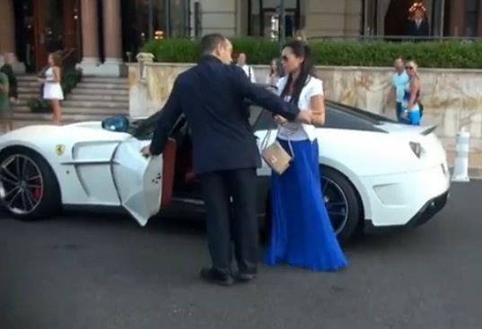 Cô gái sành điệu lái siêu xe hiếm Ferrari bản độc.