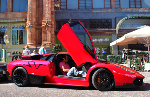 Dù trọng lượng nhẹ hơn, nhưng phiên bản SV vẫn có mức tiêu thụ nhiên liệu không mấy dễ chịu - 32 lít/100km đường phố và 13,7 lít/100km đường trường (thông số nhà sản xuất). Nồng độ khí thải CO2 là 480g/km.