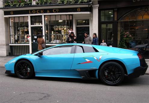 Lamborghini đã giảm 100kg trọng lượng xe và tăng công suất động cơ V12 6.5L lên 670 mã lực, mô-men xoắn lên 660Nm, trong khi động cơ mới nhẹ hơn động cơ V12 của phiên bản Murcielago khoảng 26kg.