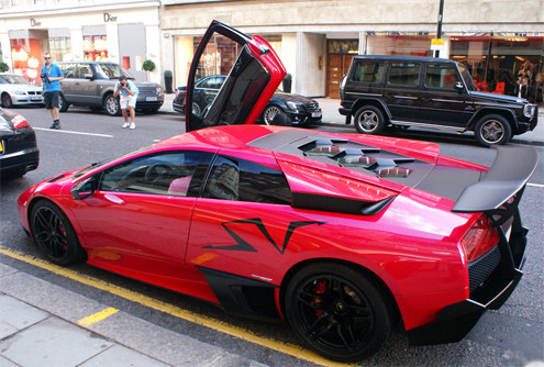 Siêu xe Lamborghini Murcielago LP670-4 SV có giá bán tiêu chuẩn tại Mỹ là 450.000 USD.