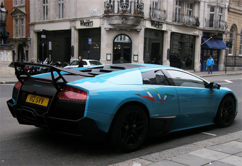 Murcielago LP670-4 SV được trang bị hệ dẫn động bốn bánh AWD, hộp số bán tự động 6 cấp tiêu chuẩn và hộp số sàn tùy chọn. Bộ la-zăng đúc hợp kim cánh hình chữ Y cỡ 18-inch đi cùng lốp trước 245/35 ZR và sau 335/30 ZR.