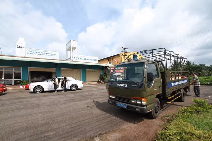 Đoạn đường qua Đồng Nai suôn sẻ, chỉ gặp rắc rối nhỏ khi nhiều thanh niên đeo bám để chụp ảnh và quay phim. Vừa chợp mắt do tốc độ đoàn khá đều thì nghe thông báo giảm tốc độ do công an ra hiệu dừng cả đoàn xe. Câu hỏi thắc mắc trong đầu tôi suốt đoạn đường, vì sao đoàn liên tục vượt đèn đỏ và chạy tốc độ không như quy định sắp có câu trả lời. Nhảy phốc ra khỏi xe, chạy bộ một đoạn khá xa vì xe gần cuối đoàn thì nhận thấy việc ra hiệu dừng cả đoàn xe đã được chuẩn bị trước vì có hai chiếc xe tải đậu ngang đường.