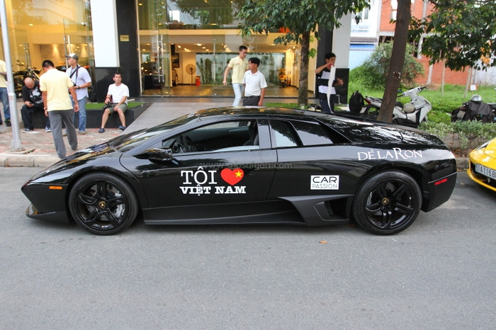 “Ngôi sao” sáng nhất trong đoàn là Lamborghini Murcielago LP670-4 SV độc nhất Việt Nam. Ngoài việc có giá trị gần 1,3 triệu USD được đặt mua mới 100% thì việc làm tôi chú ý hơn là mỗi khi xe dừng đổ xăng hay nghỉ ngơi đều có hai thanh niên nhanh chóng lau chùi xe và một anh chàng to cao lúc nào cũng mặc bộ trang phục đen phẳng phiu, cặp lưng quần cây roi ba khúc bằng sắt (loại roi của bảo vệ) luôn có mặt đúng lúc để mở cửa, bung dù che nắng cho cô gái từ trong Lamborghini bước ra. “Ngôi sao” sáng nhất trong đoàn là Lamborghini Murcielago LP670-4 SV độc nhất Việt Nam. Ngoài việc có giá trị gần 1,3 triệu USD được đặt mua mới 100% thì việc làm tôi chú ý hơn là mỗi khi xe dừng đổ xăng hay nghỉ ngơi đều có hai thanh niên nhanh chóng lau chùi xe và một anh chàng to cao lúc nào cũng mặc bộ trang phục đen phẳng phiu, cặp lưng quần cây roi ba khúc bằng sắt (loại roi của bảo vệ) luôn có mặt đúng lúc để mở cửa, bung dù che nắng cho cô gái từ trong Lamborghini bước ra.