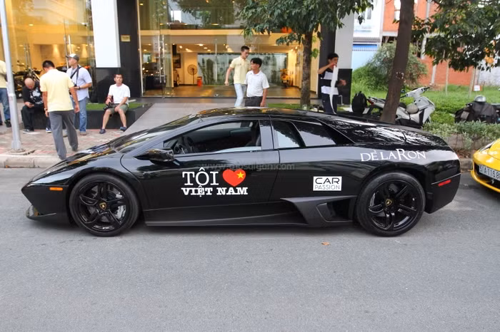 “Ngôi sao” sáng nhất trong đoàn là Lamborghini Murcielago LP670-4 SV độc nhất Việt Nam. Ngoài việc có giá trị gần 1,3 triệu USD được đặt mua mới 100% thì việc làm tôi chú ý hơn là mỗi khi xe dừng đổ xăng hay nghỉ ngơi đều có hai thanh niên nhanh chóng lau chùi xe và một anh chàng to cao lúc nào cũng mặc bộ trang phục đen phẳng phiu, cặp lưng quần cây roi ba khúc bằng sắt (loại roi của bảo vệ) luôn có mặt đúng lúc để mở cửa, bung dù che nắng cho cô gái từ trong Lamborghini bước ra.