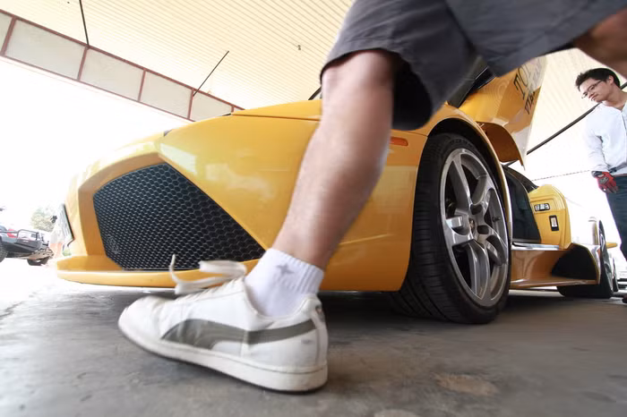 Mọi hoạt động chính đều diễn ra vào chiều tối 30.8. Theo lịch trình, 16 giờ sẽ diễu hành quanh Đà Nẵng và sau đó buổi biểu diễn của tay drift xe nổi tiếng thế giới người Ireland - Buttsy Butler tại sân bay cũ của Đà Nẵng. Tuy nhiên, chương trình thay đổi sớm hơn 1 tiếng. Tôi đến trễ, phải bắt taxi rượt theo một đoạn đường khá dài vì nếu không kịp nhập chung đoàn thì sẽ khó vào được cổng của sân bay.