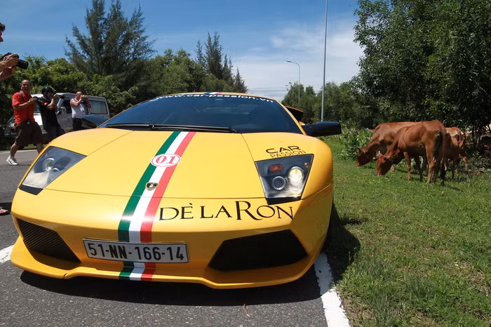 Sáng 31.8, chúng tôi trở về Sài Gòn sau khi tham gia chuyến hành trình lần đầu tiên tổ chức tại Việt Nam của đoàn siêu xe. Số tiền không nhỏ từ việc đấu giá nếu sử dụng đúng mục đích từ thiện thì cuộc chơi siêu xe cũng đáng để duy trì hằng năm.