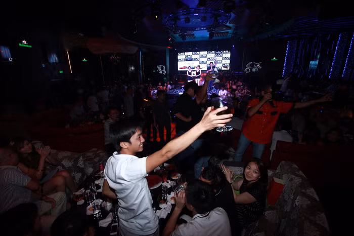 Đêm đó, buổi tiệc duy nhất tôi được tham gia suốt hành trình với chương trình thời trang và đấu giá. Thành viên Sài Gòn áp đảo hơn khi tất cả đều giành được các vật phẩm đấu giá. Số tiền thu được cũng khá cao, gần 3 tỉ đồng dành cho quỹ từ thiện Car & Passion.