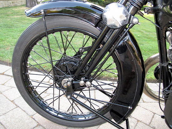 Cũng vào năm đó, một chiếc 1949 Vincent Black Lightning ứng dụng động cơ tăng áp đã đạt mức giá 353.000 USD. Một năm trước đó, chiếc 1927 Zenith V-twin đi kèm thùng xe cũng được bán với giá khá cao, 283.000 USD. Cuối cùng là chiếc 1954 AJS Porcupine trang bị động cơ 500cc cũng gắn với con số 260.500 USD. Cũng vào năm đó, một chiếc 1949 Vincent Black Lightning ứng dụng động cơ tăng áp đã đạt mức giá 353.000 USD. Một năm trước đó, chiếc 1927 Zenith V-twin đi kèm thùng xe cũng được bán với giá khá cao, 283.000 USD. Cuối cùng là chiếc 1954 AJS Porcupine trang bị động cơ 500cc cũng gắn với con số 260.500 USD.