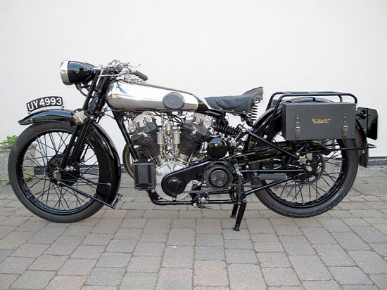 “Năm 1929 đã chứng kiến 29 chiếc SS100 ra đời tại Pendine và Grand Alpine với khung nhún và hộp số 3 cấp siêu nặng. Bên cạnh đó, trong năm 1929, những chiếc SS100 còn được trang bị cụm đèn pha kép mới”, hãng H&H giới thiệu về chiếc xế cổ. “Năm 1929 đã chứng kiến 29 chiếc SS100 ra đời tại Pendine và Grand Alpine với khung nhún và hộp số 3 cấp siêu nặng. Bên cạnh đó, trong năm 1929, những chiếc SS100 còn được trang bị cụm đèn pha kép mới”, hãng H&H giới thiệu về chiếc xế cổ.