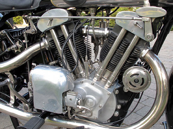 Ngoài SS100, trên thế giới đã từng có rất nhiều mẫu xế cổ hai bánh được mang ra bán đấu giá với giá cao ngất ngưởng trong những năm gần đây. Ngoài SS100, trên thế giới đã từng có rất nhiều mẫu xế cổ hai bánh được mang ra bán đấu giá với giá cao ngất ngưởng trong những năm gần đây.